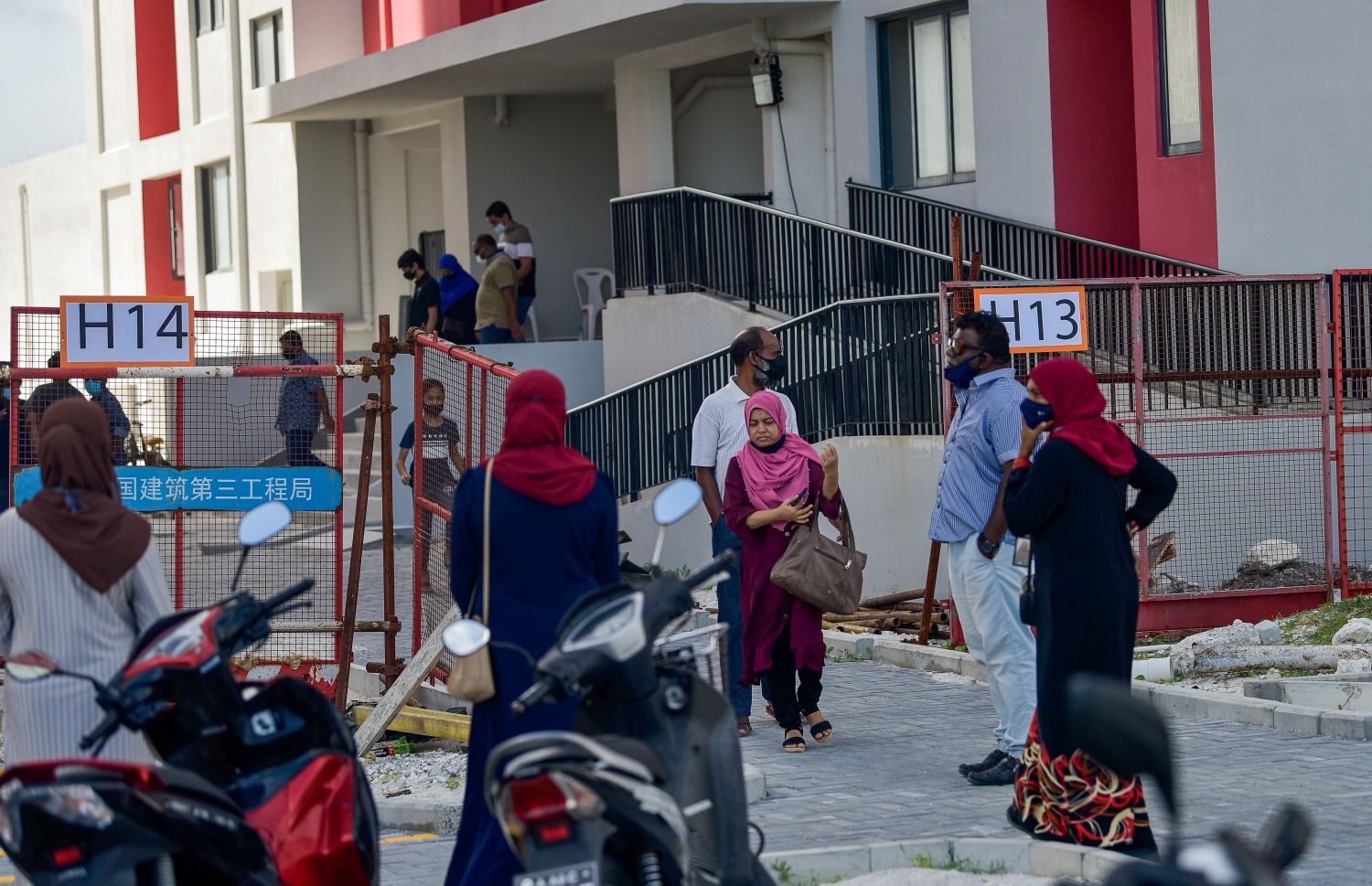 ހިޔާ ފްލެޓު ލިބުނު ބަޔަކު އެތަންތަން ބެލުމަށް ދެ ވަނަ ފިޔަވަހީގައި މަޑުކޮށްލައިގެން.-- ފޮޓޯ: އަހުމަދު އަވްޝަން/މިހާރު