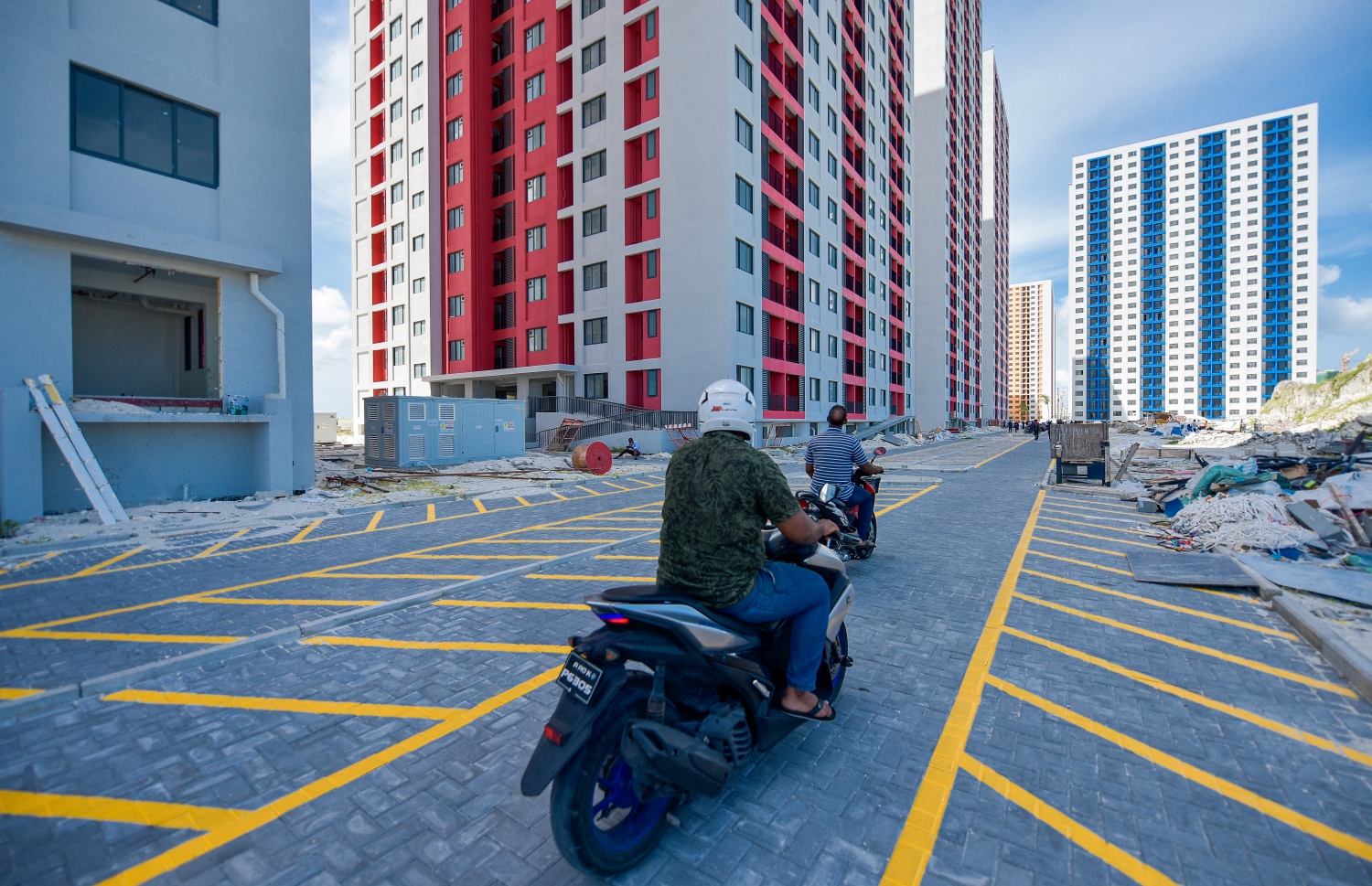 ހިޔާ މަޝްރޫއުގެ ދަށުން ހުޅުމާލޭގައި އިމާރާތްކޮށްފައިވާ ފްލެޓްތައް ބެލުމަށް ދެ މީހަކު ސައިކަލުގައި ދަނީ.-- ފޮޓޯ: އަހުމަދު އަވްޝަން/ މިހާރު