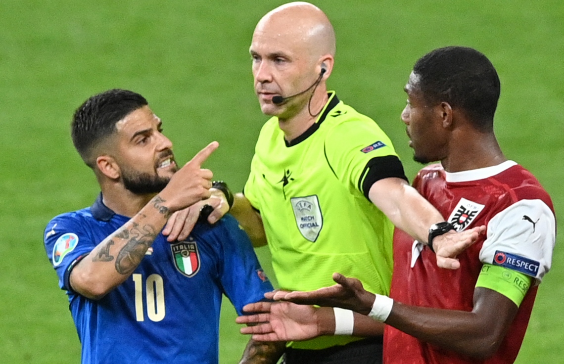 ލަންޑަން - ޖޫން 26، 2021: ލަންޑަންގެ ވެމްބްލީ ސްޓޭޑިއަމްގައި ކުޅުނު ޔޫރޯ 2020 ގެ ދެ ވަނަ ބުރުގެ މެޗުގައި އިޓަލީގެ ފޯވާޑް ލޮރެންޒޯ (ވ) އާއި އޮސްޓްރިއާގެ ޑިފެންޑަރު އަލަބާ ކޮންޓްރޯލް ކުރުމަށް ރެފްރީ މަސައްކަތް ކުރަނީ: މެޗުގެ ފުރިހަމަ ވަގުތު ހަމަވިއިރު ލަނޑެއް ނުޖެހި އެއްވަރުވުމުން، ކުޅުނު އިތުރު ވަގުތުގައި އިޓަލީ އަތުން އޮސްޓްރިއާ ބަލިވީ 2-1 އިން. --ފޮޓޯ:އޭއެފްޕީ