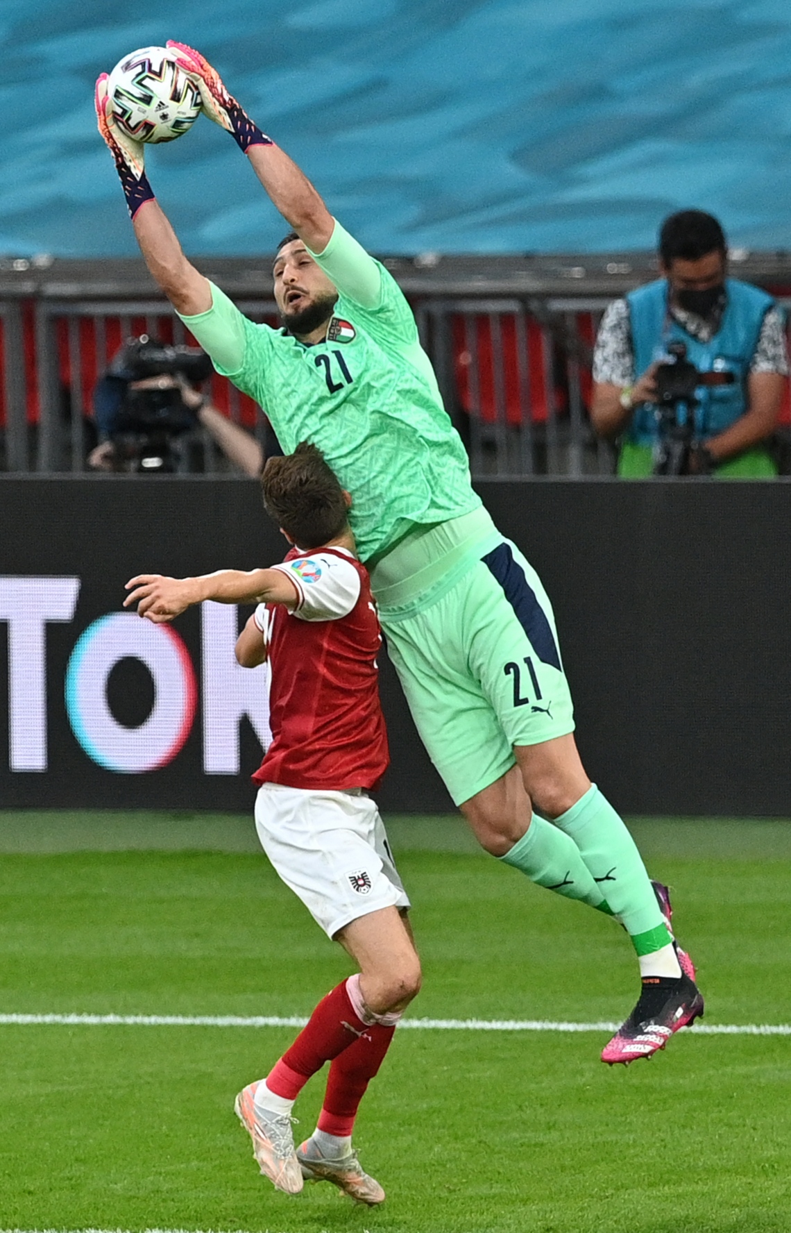 ލަންޑަން - ޖޫން 26، 2021: ލަންޑަންގެ ވެމްބްލީ ސްޓޭޑިއަމްގައި ކުޅުނު ޔޫރޯ 2020 ގެ ދެ ވަނަ ބުރުގެ މެޗުގައި އިޓަލީގެ ކީޕަރު ޑޮނަރުއްމާ ބޯޅަ ހިފަނީ: މެޗުގެ ފުރިހަމަ ވަގުތު ހަމަވިއިރު ލަނޑެއް ނުޖެހި އެއްވަރުވުމުން، ކުޅުނު އިތުރު ވަގުތުގައި އިޓަލީ އަތުން އޮސްޓްރިއާ ބަލިވީ 2-1 އިން. --ފޮޓޯ:އޭއެފްޕީ