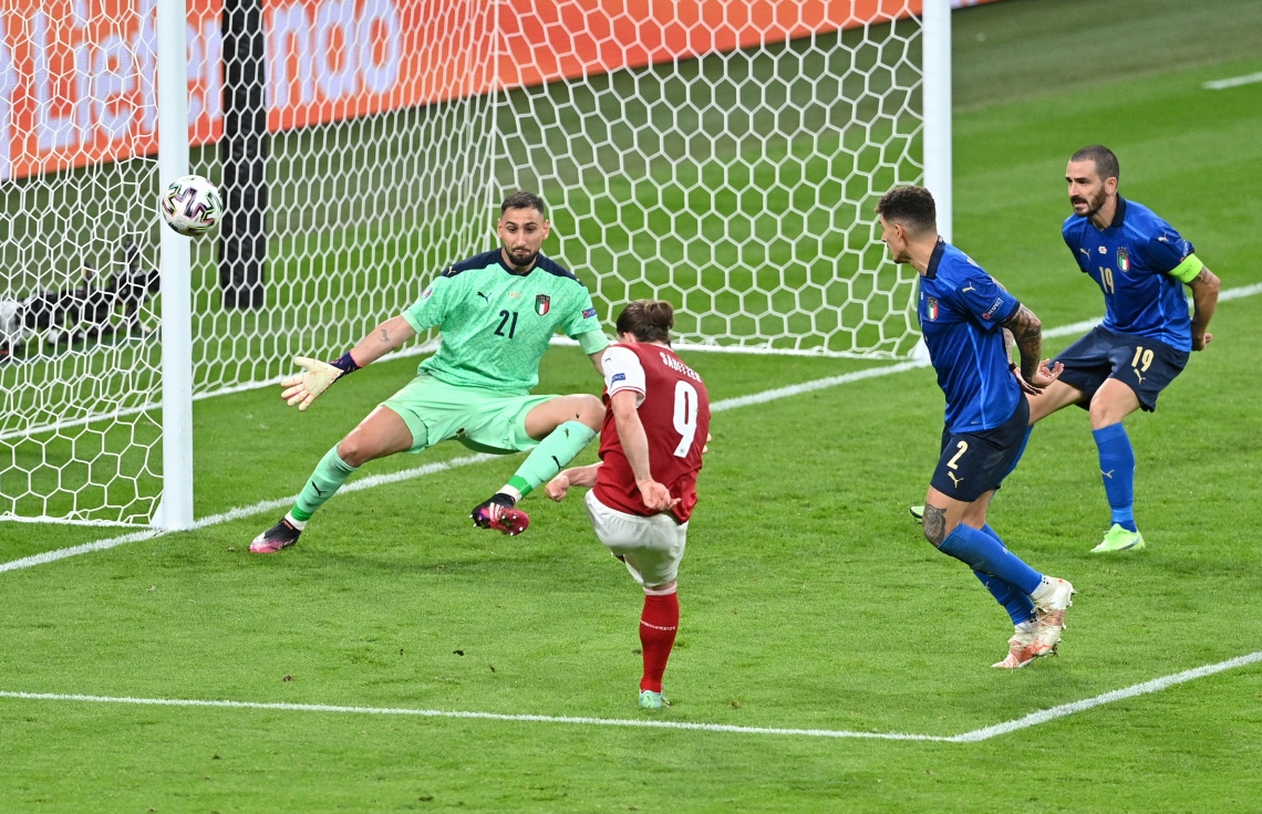 ލަންޑަން - ޖޫން 26، 2021: ލަންޑަންގެ ވެމްބްލީ ސްޓޭޑިއަމްގައި ކުޅުނު ޔޫރޯ 2020 ގެ ދެ ވަނަ ބުރުގެ މެޗުގައި އޮސްޓްރިއާގެ މިޑްފީލްޑަރު ސަބިޒާ (މ) އިޓަލީގެ ގޯލަށް ޝޫޓް ކުރަނީ. --ފޮޓޯ:އޭއެފްޕީ