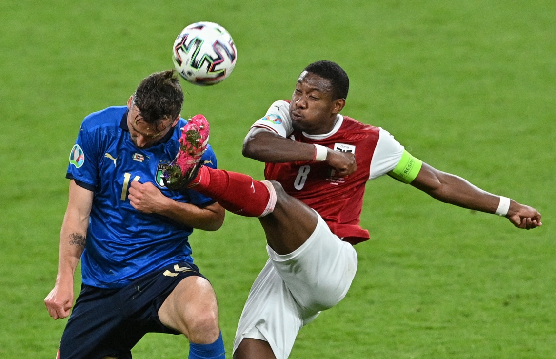 ލަންޑަން - ޖޫން 26، 2021: ލަންޑަންގެ ވެމްބްލީ ސްޓޭޑިއަމްގައި ކުޅުނު ޔޫރޯ 2020 ގެ ދެ ވަނަ ބުރުގެ މެޗުގައި އިޓަލީގެ މިޑްފީލްޑަރު ކްރިސްޓިއަންޓެ (ވ) އާއި އޮސްޓްރިއާގެ ޑިފެންޑަރު ޑޭވިޑް އަލަބާ ބޯޅަ ހޯދަން މަސައްކަތް ކުރަނީ. --ފޮޓޯ:އޭއެފްޕީ