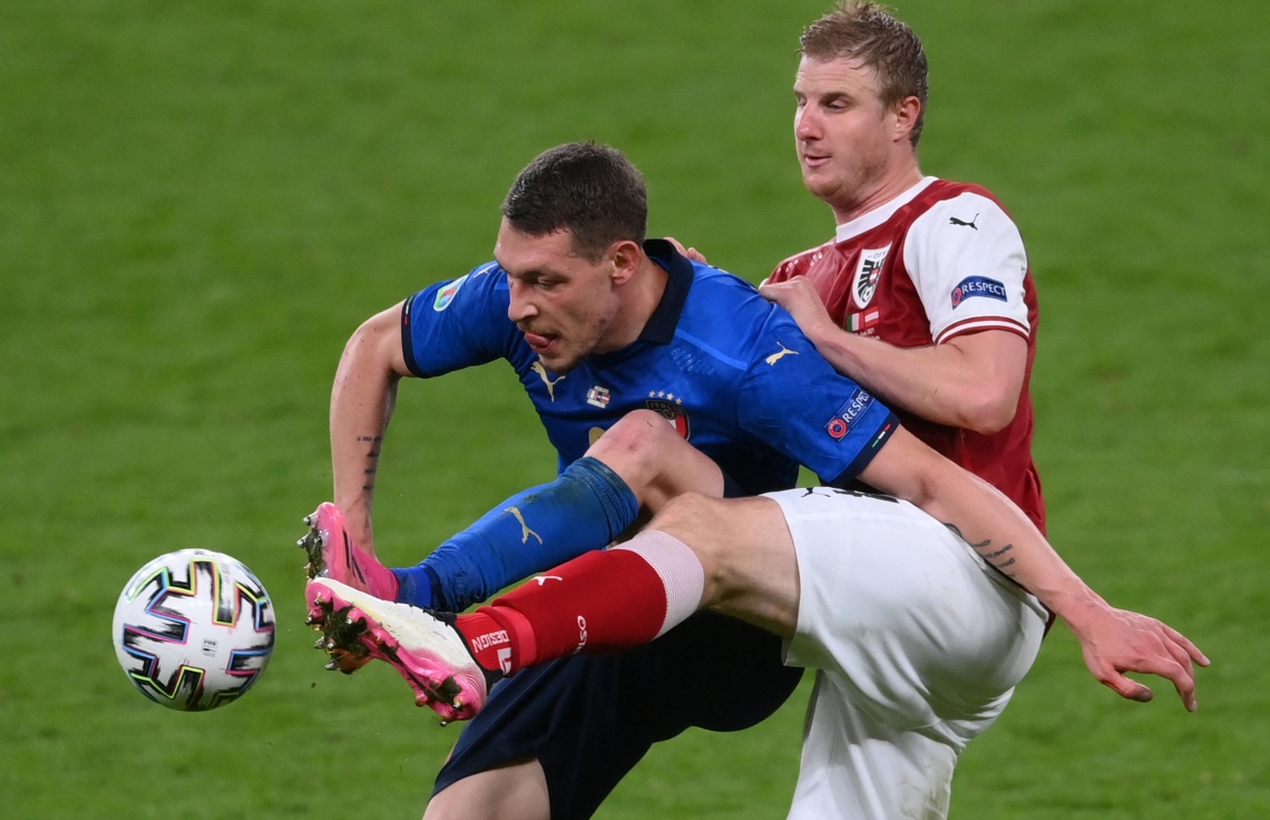 ލަންޑަން - ޖޫން 26، 2021: ލަންޑަންގެ ވެމްބްލީ ސްޓޭޑިއަމްގައި ކުޅުނު ޔޫރޯ 2020 ގެ ދެ ވަނަ ބުރުގެ މެޗުގައި އިޓަލީގެ ފޯވަޑް ބެލޮޓޯ (ވ) އާއި އޮސްޓްރިއާގެ ޑިފެންޑަރު މާޓިން ބޯޅަ ހޯދަން މަސައްކަތް ކުރަނީ: މެޗުގެ ފުރިހަމަ ވަގުތު ހަމަވިއިރު ލަނޑެއް ނުޖެހި އެއްވަރުވުމުން، ކުޅުނު އިތުރު ވަގުތުގައި އިޓަލީ އަތުން އޮސްޓްރިއާ ބަލިވީ 2-1 އިން. --ފޮޓޯ:އޭއެފްޕީ