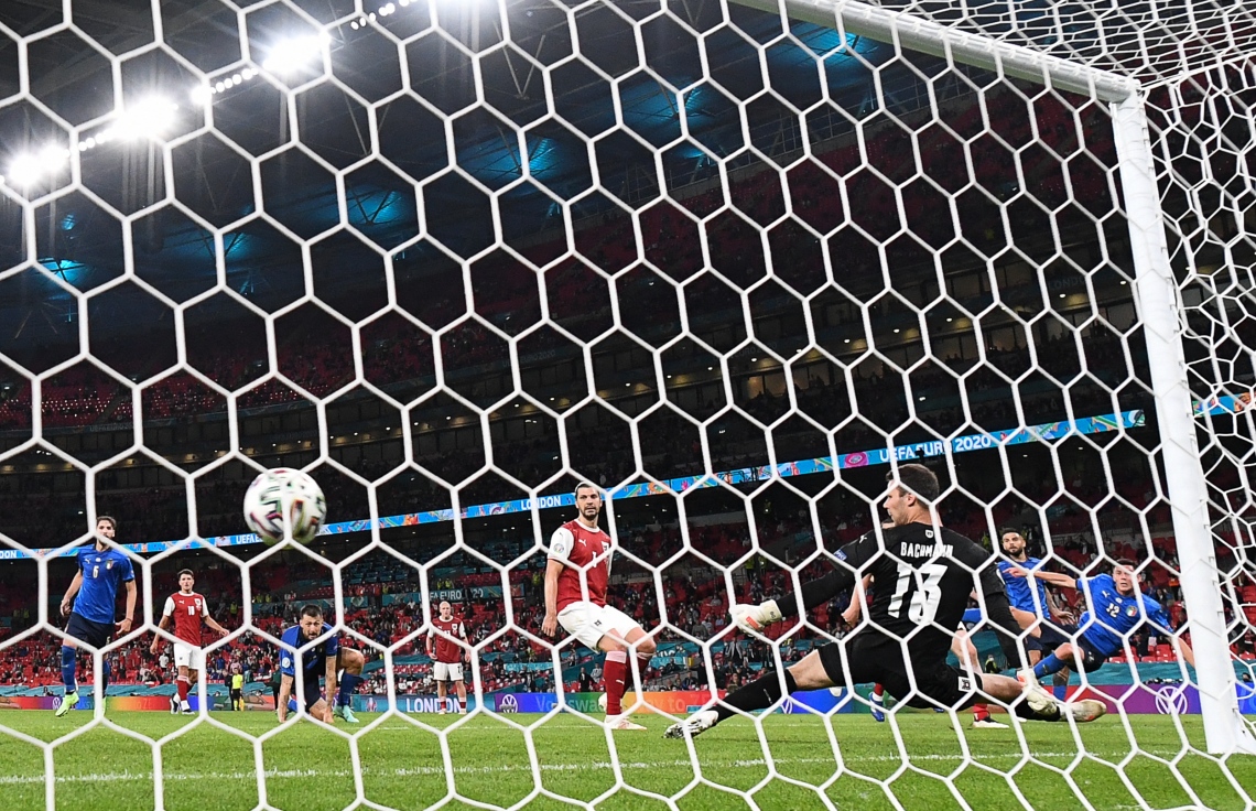 ލަންޑަން - ޖޫން 26، 2021: ލަންޑަންގެ ވެމްބްލީ ސްޓޭޑިއަމްގައި ކުޅުނު ޔޫރޯ 2020 ގެ ދެ ވަނަ ބުރުގެ މެޗުގައި ފުރިހަމަ ވަގުތު ހަމަވިއިރު ލަނޑެއް ނުޖެހި އެއްވަރުވުމުން، ކުޅުނު އިތުރު ވަގުތުގައި އޮސްޓްރިއާ ކޮޅަށް އިޓަލީގެ ދެ ވަނަ ލަނޑު ޕެސީނާ (ކ) ޖަހަނީ. --ފޮޓޯ:އޭއެފްޕީ