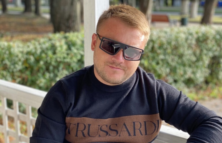 އޮޅިގެން ޖަމާވި މިލިއަން ޑޮލަރު ބޭނުންކުރުމުން ޖަލަށް