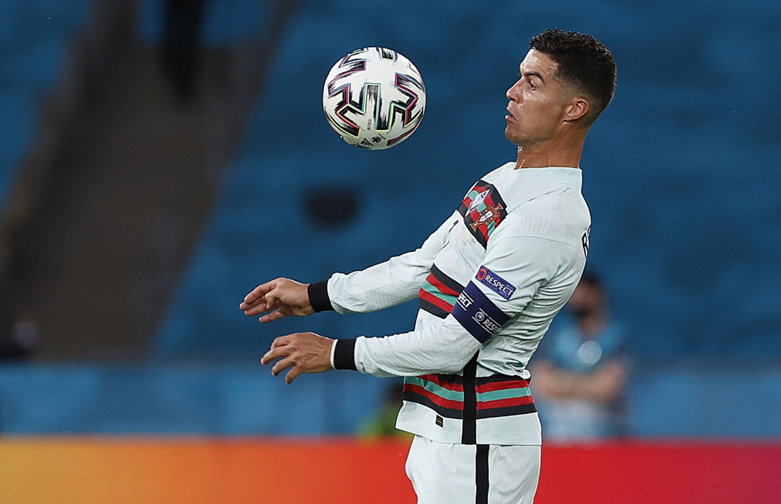 ސެވިއްޔާ - ޖޫން 28، 2021: ޔޫރޯ 2020 ގެ ދެ ވަނަ ބުރުގައި ބެލްޖިއަމް އާއި ޕޯޗުގަލް ރޭ ކުޅުނު މެޗުގައި ޕޯޗުގަލްގެ ފޯވާޑް ރޮނާލްޑޯ ބޯޅަ ކޮންޓްރޯލް ކުރަނީ: ރޮނާލްޑޯ ވަނީ ގައުމީ ޓީމަށް 109 ލަނޑު ޖަހާ ދުނިޔޭގެ ރެކޯޑްއާ އެއްވަރުކޮށްފައި. --ފޮޓޯ:އޭއެފްޕީ