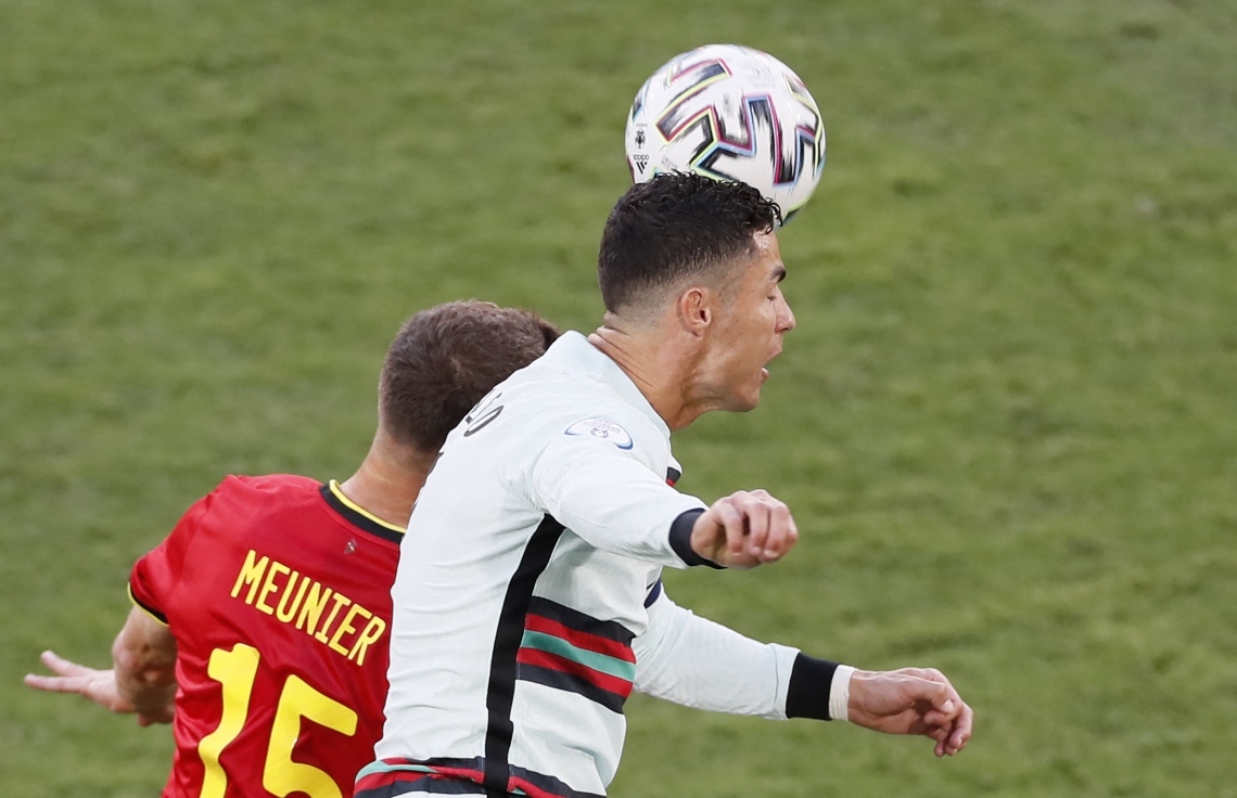 ސެވިއްޔާ - ޖޫން 28، 2021: ޔޫރޯ 2020 ގެ ދެ ވަނަ ބުރުގައި ބެލްޖިއަމް އާއި ޕޯޗުގަލް ރޭ ކުޅުނު މެޗުގައި ޕޯޗުގަލްގެ ފޯވާޑް ރޮނާލްޑޯ ބޮލުން ޖަހަނީ: ރޮނާލްޑޯ ވަނީ ގައުމީ ޓީމަށް 109 ލަނޑު ޖަހާ ދުނިޔޭގެ ރެކޯޑްއާ އެއްވަރުކޮށްފައި. --ފޮޓޯ:އޭއެފްޕީ