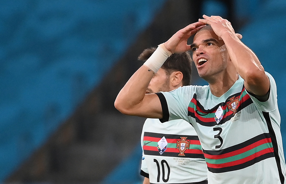 ސެވިއްޔާ - ޖޫން 28، 2021: ޔޫރޯ 2020 ގެ ދެ ވަނަ ބުރުގައި ބެލްޖިއަމް އާއި ޕޯޗުގަލް ރޭ ކުޅުނު މެޗުގައި ޕޯޗުގަލްގެ ޑިފެންޑަރު ޕެޕޭ (3): އުމުރުން 38 އަހަރުގެ ކުޅުންތެރިޔާ ވަނީ ޕޯޗުގަލްގެ ޑިފެންސްގައި މޮޅު ކުޅުމެއް ދައްކާފައި. --ފޮޓޯ:އޭއެފްޕީ