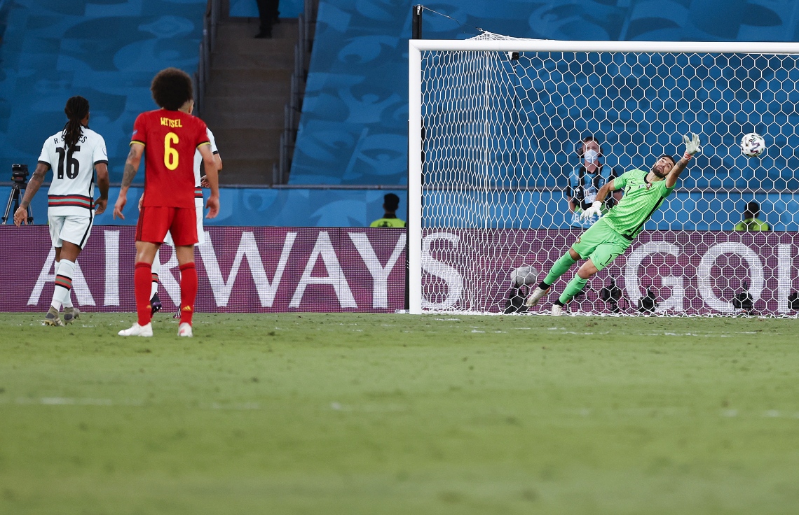 ސެވިއްޔާ - ޖޫން 28، 2021: ޔޫރޯ 2020 ގެ ދެ ވަނަ ބުރުގައި ބެލްޖިއަމް އާއި ޕޯޗުގަލް ރޭ ކުޅުނު މެޗުގައި ބެލްޖިއަމްގެ ފޯވާޑް ތޯގަން ހެޒާޑް ޖެހި ބޯޅަ ގޯލަށް ވަންނަނީ: ޕޯޗުގަލް އަތުން 1-0 އިން މޮޅުވެ ބެލްޖިއަމް ވަނީ ކުއާޓަ ފައިނަލަށް ދަތުރުކޮށްފައި. --ފޮޓޯ:އޭއެފްޕީ