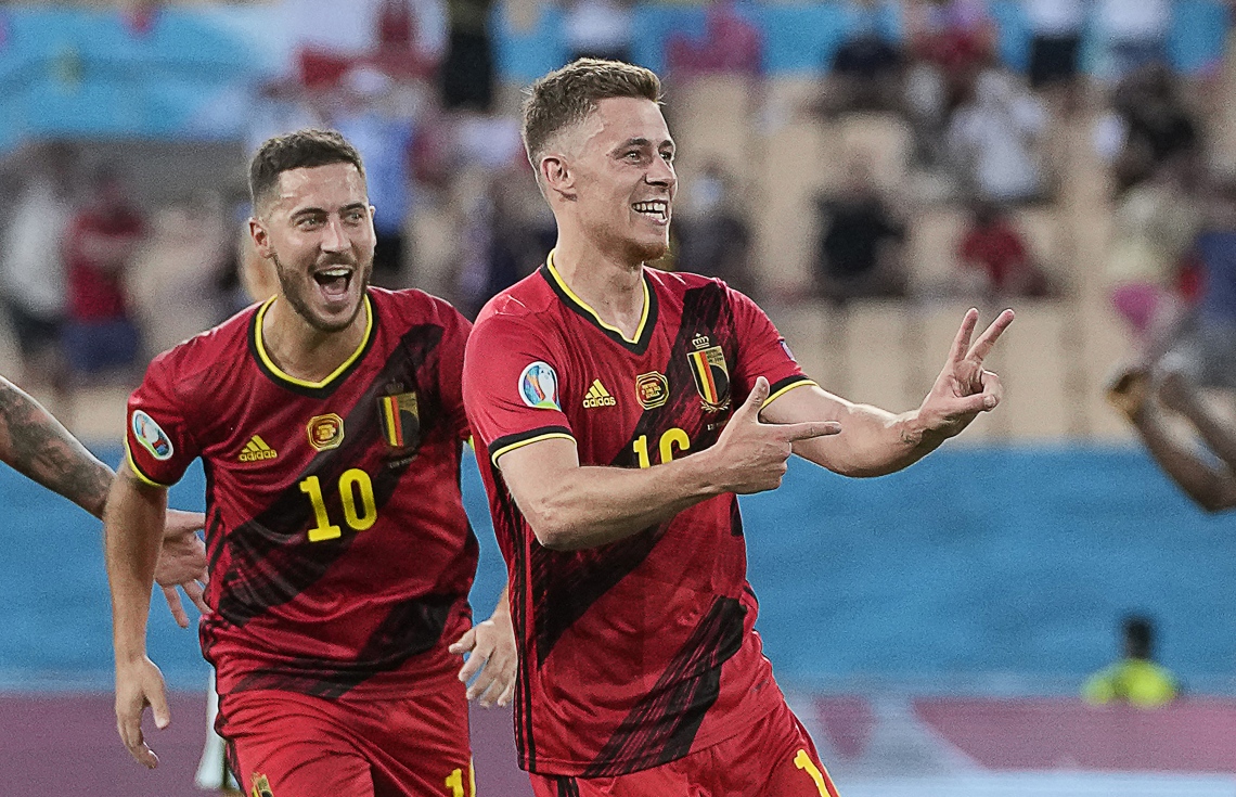 ސެވިއްޔާ - ޖޫން 28، 2021: ޔޫރޯ 2020 ގެ ދެ ވަނަ ބުރުގައި ބެލްޖިއަމް އާއި ޕޯޗުގަލް ރޭ ކުޅުނު މެޗުގައި ބެލްޖިއަމްގެ ފޯވާޑް ތޯގަން ހެޒާޑް (ކ) ލަނޑު ޖެހުމަށް ފަހު އޭނާގެ ބޭބެ އެޑެން ހަޒާޑާ އެކު އުފާފާޅު ކުރަނީ: ޕޯޗުގަލް އަތުން 1-0 އިން މޮޅުވެ ބެލްޖިއަމް ވަނީ ކުއާޓަ ފައިނަލަށް ދަތުރުކޮށްފައި. --ފޮޓޯ:އޭއެފްޕީ