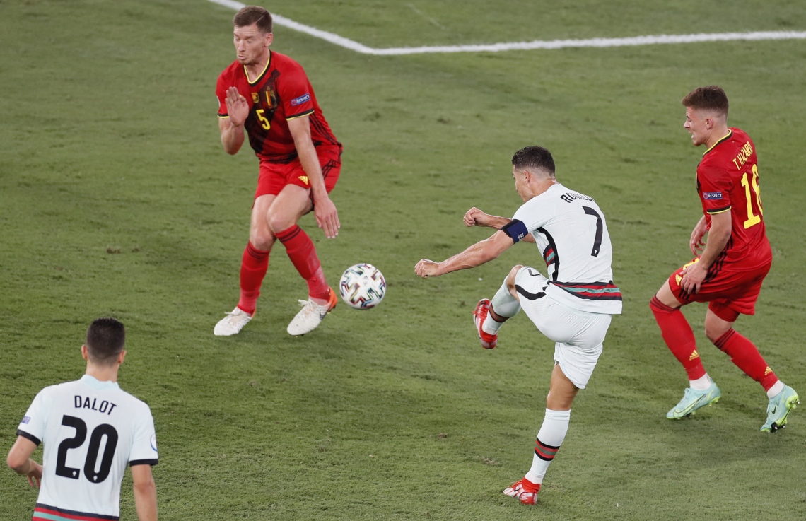 ސެވިއްޔާ - ޖޫން 28، 2021: ޔޫރޯ 2020 ގެ ދެ ވަނަ ބުރުގައި ބެލްޖިއަމާ ދެކޮޅަށް ޕޯޗުގަލް ރޭ ކުޅުނު މެޗުގައި ޕޯޗުގަލްގެ ފޯވާޑް ރޮނާލްޑޯ (7) ގޯލަށް ޝޫޓް ކުރަނީ: ޕޯޗުގަލް އަތުން 1-0 އިން މޮޅުވެ ބެލްޖިއަމް ވަނީ ކުއާޓަ ފައިނަލަށް ދަތުރުކޮށްފައި. --ފޮޓޯ:އޭއެފްޕީ