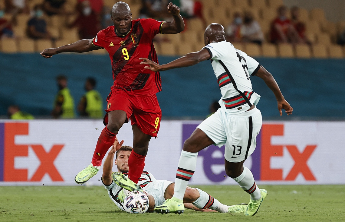 ސެވިއްޔާ - ޖޫން 28، 2021: ޔޫރޯ 2020 ގެ ދެ ވަނަ ބުރުގައި ބެލްޖިއަމާ ދެކޮޅަށް ޕޯޗުގަލް ރޭ ކުޅުނު މެޗުގައި ބެލްޖިއަމްގެ ފޯވާޑް ލުކާކޫ (9) ބޯޅަ ހިފައިގެން ދަނީ: ޕޯޗުގަލް އަތުން 1-0 އިން މޮޅުވެ ބެލްޖިއަމް ވަނީ ކުއާޓަ ފައިނަލަށް ދަތުރުކޮށްފައި. --ފޮޓޯ:އޭއެފްޕީ