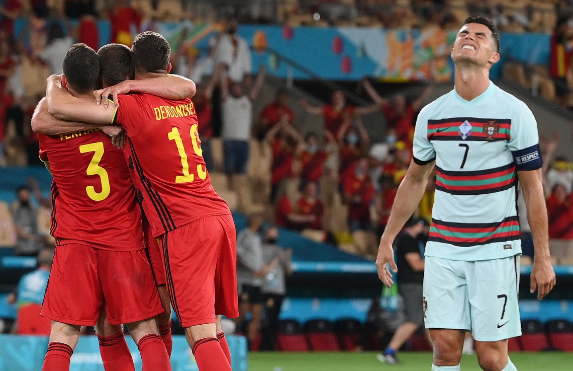 ސެވިއްޔާ - ޖޫން 28، 2021: ޔޫރޯ 2020 ގެ ދެ ވަނަ ބުރުގައި ބެލްޖިއަމާ ދެކޮޅަށް ޕޯޗުގަލް ރޭ ކުޅުނު މެޗު ނިމުމާ އެކު ބެލްޖިއަމްގެ ކުޅުންތެރިން އުފާފާޅު ކުރާ އިރު ޕޯޗުގަލްގެ ކެޕްޓަން ރޮނާލްޑޯ ދެރަވެފައި: ޕޯޗުގަލް އަތުން 1-0އިން މޮޅުވެ ބެލްޖިއަމް ވަނީ ކުއާޓަ ފައިނަލަށް ދަތުރުކޮށްފައި. --ފޮޓޯ:އޭއެފްޕީ