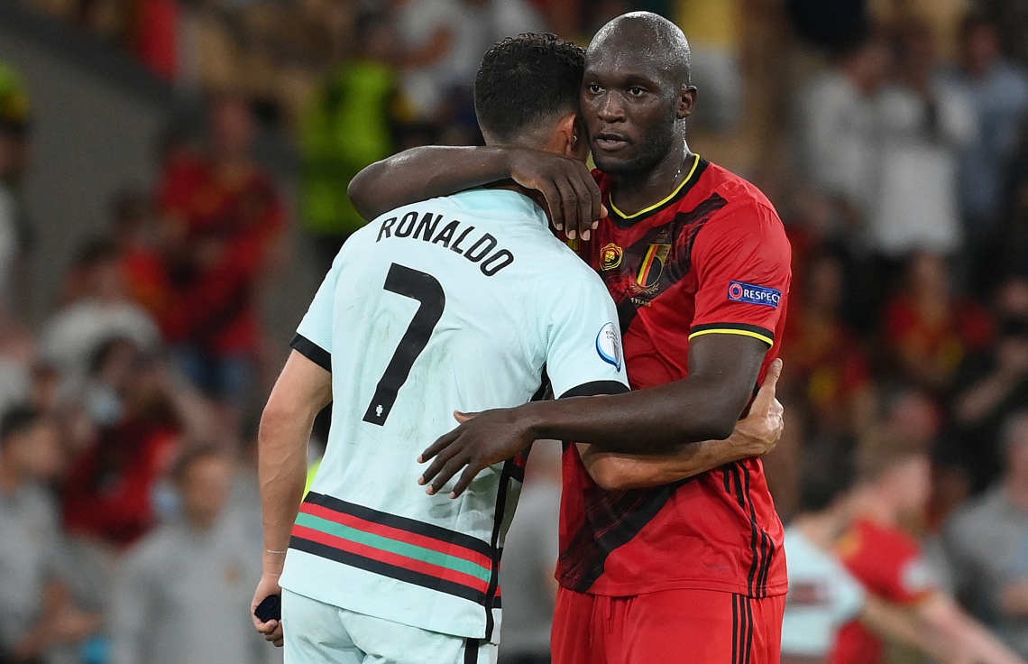 ސެވިއްޔާ - ޖޫން 28، 2021: ބެލްޖިއަމްގެ ފޯވާޑް ރޮމެލޫ ލުކާކޫ އާއި ޕޯޗުގަލްގެ ފޯވާޑް އަދި ކެޕްޓަން ކްރިސްޓިއާނޯ ރޮނާލްޑޯ ދެ ވަނަ ބުރުގައި ރޭ ކުޅުނު މެޗަށް ފަހު ސަލާމް ކުރަނީ: ޕޯޗުގަލް އަތުން 1-0 އިން މޮޅުވެ ބެލްޖިއަމް ވަނީ ކުއާޓަ ފައިނަލަށް ދަތުރުކޮށްފައި. --ފޮޓޯ:އޭއެފްޕީ