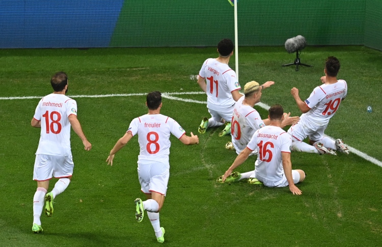 ސްވިޒަލެންޑުން ދުނިޔޭގެ ޗެމްޕިއަން ހިމޭން ކޮށްލައިފި