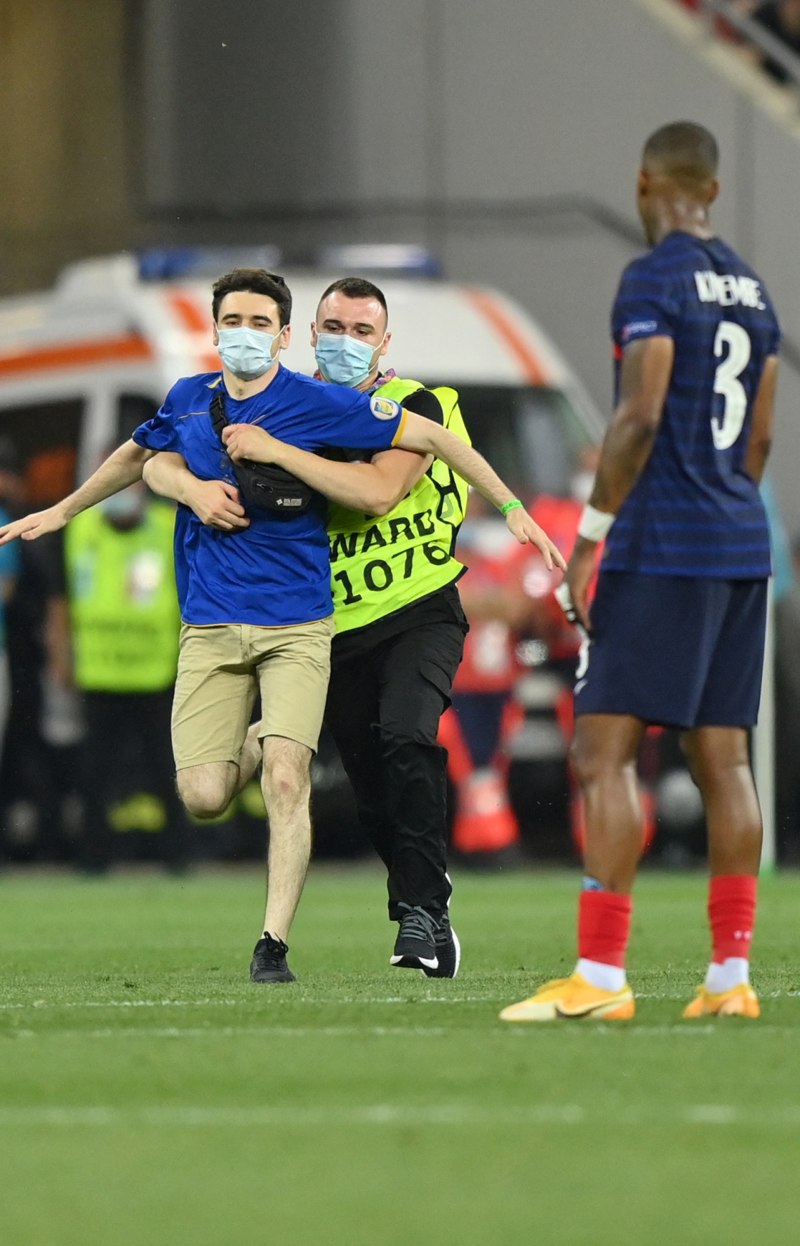 ބުކަރެސްޓް - ޖޫން 28، 2021: ޔޫރޯ 2020 ދެވަނަ ބުރުގައި ފްރާންސް އާއި ސްވިޒަލެންޑް ކުޅުނު މެޗުގައި ދަނޑަށް އެރި ސަޕޯޓަރަކު ސެކިއުރިޓީން ހިފަހައްޓަނީ: މެޗުގެ ފުރިހަމަ ވަގުތާއި އިތުރު ވަގުތު 3-3 އިން އެއްވަރުވުމުން ނަތީޖާ ނެރެން ޖެހި ޕެނަލްޓީ 5-4 އިން ކާމިޔާބު ކުރީ ސްވިޒަލެންޑް. --ފޮޓޯ:އޭއެފްޕީ