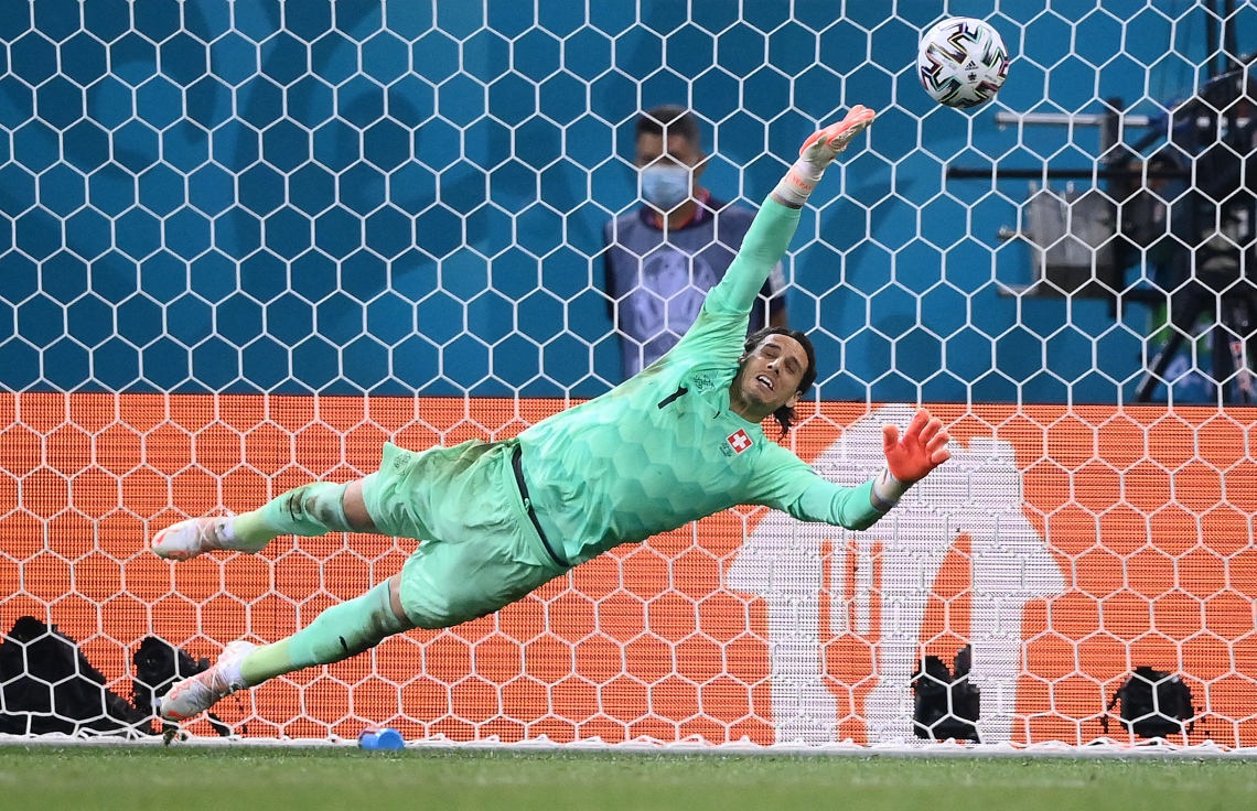 ބުކަރެސްޓް - ޖޫން 28، 2021: ޔޫރޯ 2020 ދެވަނަ ބުރުގައި ފްރާންސާ ދެކޮޅަށް ކުޅުނު މެޗުގައި ސްވިޒަލެންޑުގެ ކީޕަރު ސޮމާ ޕެނަލްޓީ މަތަކުރަން ޑައިވްކުރަނީ: މެޗުގެ ފުރިހަމަ ވަގުތާއި އިތުރު ވަގުތު 3-3 އިން އެއްވަރުވުމުން ނަތީޖާ ނެރެން ޖެހި ޕެނަލްޓީގައި 5-4 އިން ބަލިވެ ފްރާންސް ކެޓީ އެމްބާޕޭގެ ޕެނަލްޓީ ނާކާމިޔާބުވުމުން. --ފޮޓޯ:އޭއެފްޕީ