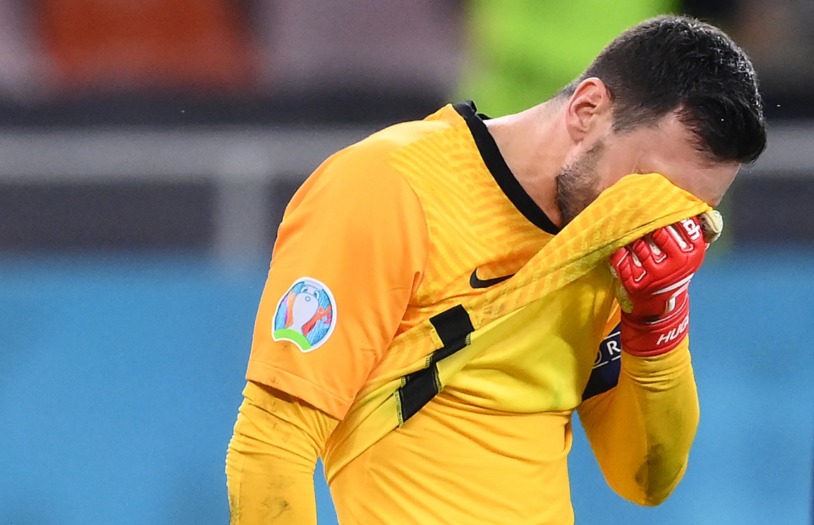 ބުކަރެސްޓް - ޖޫން 28، 2021: ސްވިޒަލެންޑާ ދެކޮޅަށް ކުޅުނު ޔޫރޯ 2020 ދެވަނަ ބުރުގެ މެޗުން ފްރާންސް ބަލިވެ މުބާރާތުން ކެޓުމުން ކީޕަރު އަދި ކެޕްޓަން ހޫގޯ ލޯރިސް ދެރަވެފައި: މެޗުގެ ފުރިހަމަ ވަގުތާއި އިތުރު ވަގުތު 3-3 އިން އެއްވަރުވުމުން ނަތީޖާ ނެރެން ޖެހި ޕެނަލްޓީގައި 5-4 އިން ބަލިވެ ފްރާންސް ކެޓީ އެމްބާޕޭގެ ޕެނަލްޓީ ނާކާމިޔާބުވުމުން. --ފޮޓޯ:އޭއެފްޕީ