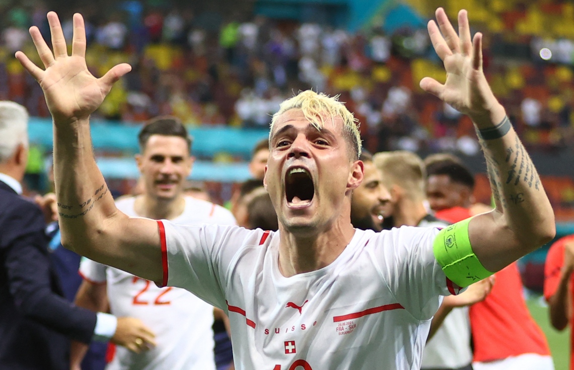 ބުކަރެސްޓް - ޖޫން 28، 2021: ޔޫރޯ 2020 ދެވަނަ ބުރުގައި ފްރާންސާ ދެކޮޅަށް ކުޅުނު މެޗު ޕެނަލްޓީން ކާމިޔާބު ކުރުމަށް ފަހު ސްވިޒަލެންޑުގެ މިޑްފީލްޑަރު ޒަކާ އުފާފާޅު ކުރަނީ: މެޗުގެ ފުރިހަމަ ވަގުތާއި އިތުރު ވަގުތު 3-3 އިން އެއްވަރުވުމުން ނަތީޖާ ނެރެން ޖެހި ޕެނަލްޓީގައި 5-4 އިން ބަލިވެ ފްރާންސް ކެޓީ އެމްބާޕޭގެ ޕެނަލްޓީ ނާކާމިޔާބުވުމުން. --ފޮޓޯ:އޭއެފްޕީ