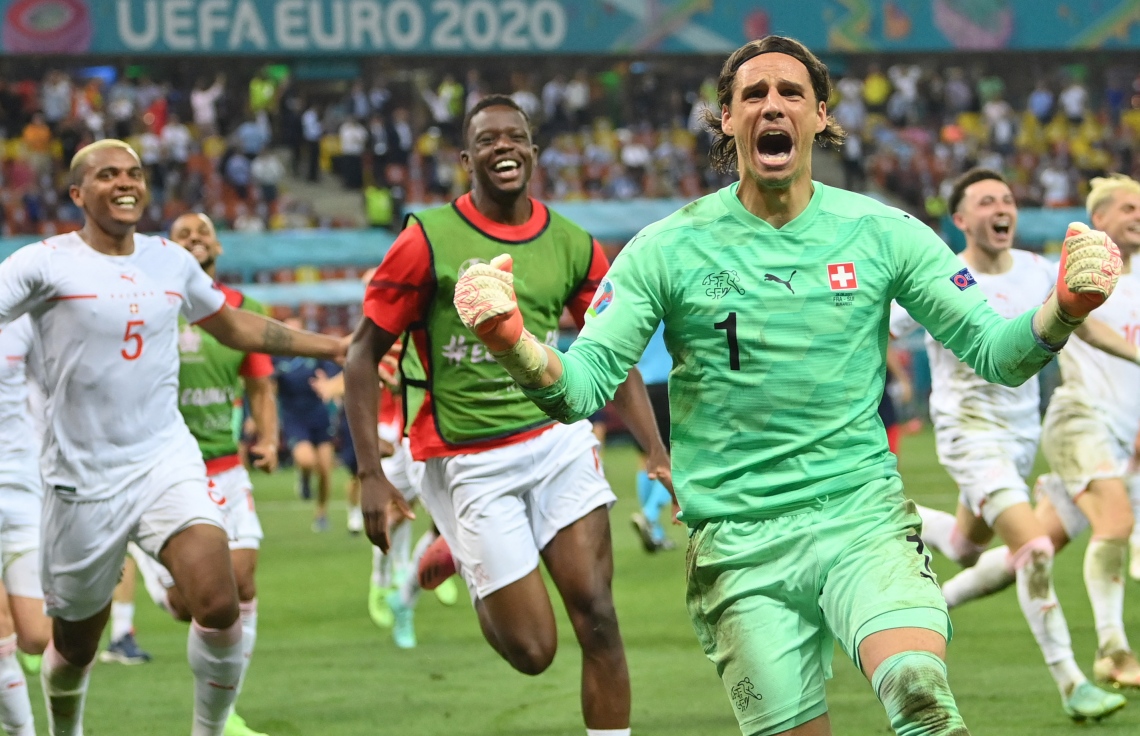 ބުކަރެސްޓް - ޖޫން 28، 2021: ސްވިޒަލެންޑާ ދެކޮޅަށް ކުޅުނު ޔޫރޯ 2020 ދެވަނަ ބުރުގެ މެޗުގައި ފްރާންސްގެ ފޯވާޑް ކިލިއަން އެމްބާޕޭ ޖެހި ޕެނަލްޓީ މަތަކުރުމަށް ފަހު ސްވިޒަލެންޑުގެ ކީޕަރު ސޮމާ އުފަލުން ދުވަނީ: މެޗުގެ ފުރިހަމަ ވަގުތާއި އިތުރު ވަގުތު 3-3 އިން އެއްވަރުވުމުން ނަތީޖާ ނެރެން ޖެހި ޕެނަލްޓީގައި 5-4 އިން ބަލިވެ ފްރާންސް ކެޓީ އެމްބާޕޭގެ ޕެނަލްޓީ ނާކާމިޔާބުވުމުން. --ފޮޓޯ:އޭއެފްޕީ