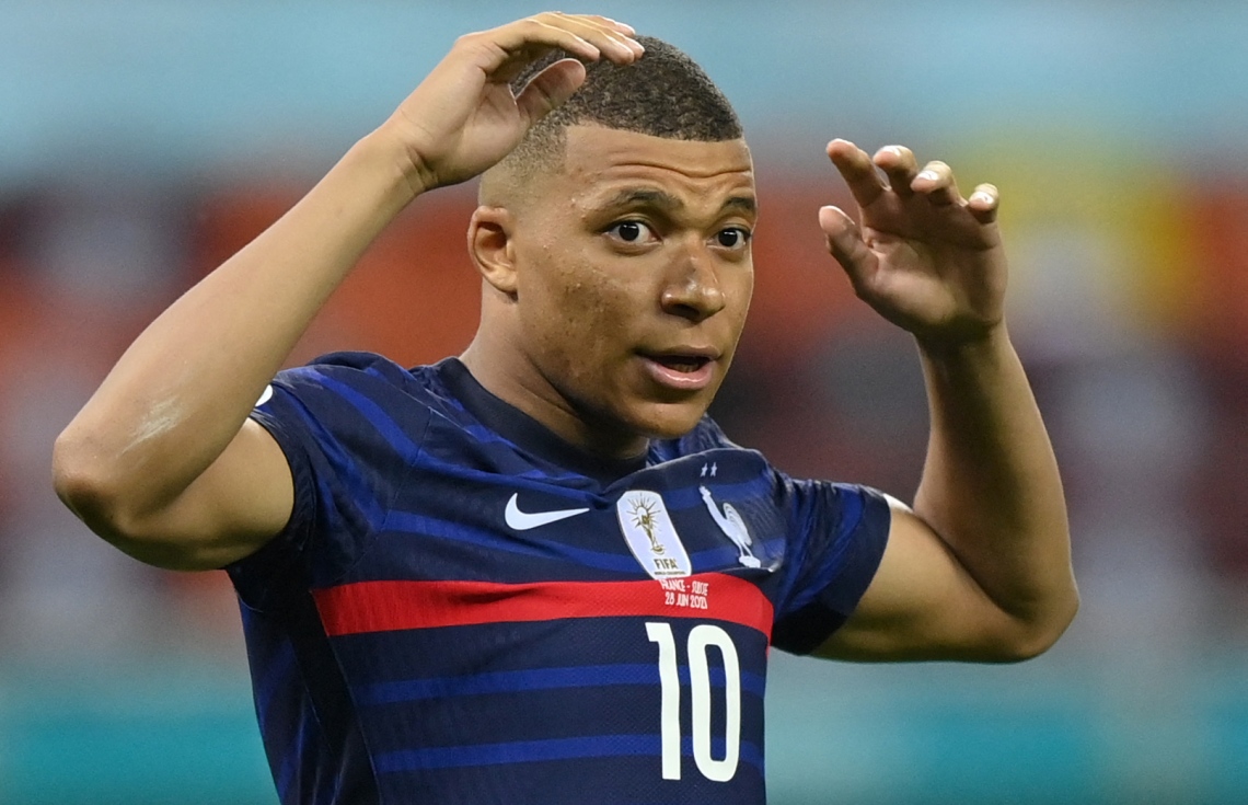 ބުކަރެސްޓް - ޖޫން 28، 2021: ސްވިޒަލެންޑާ ދެކޮޅަށް ކުޅުނު ޔޫރޯ 2020 ދެވަނަ ބުރުގެ މެޗުގައި ފްރާންސްގެ ފޯވާޑް ކިލިއަން އެމްބާޕޭ ޕެނަލްޓީ ޖެހުމަށް ފަހު: މެޗުގެ ފުރިހަމަ ވަގުތާއި އިތުރު ވަގުތު 3-3 އިން އެއްވަރުވުމުން ނަތީޖާ ނެރެން ޖެހި ޕެނަލްޓީގައި 5-4 އިން ބަލިވެ ފްރާންސް ކެޓީ އެމްބާޕޭގެ ޕެނަލްޓީ ނާކާމިޔާބުވުމުން. --ފޮޓޯ:އޭއެފްޕީ