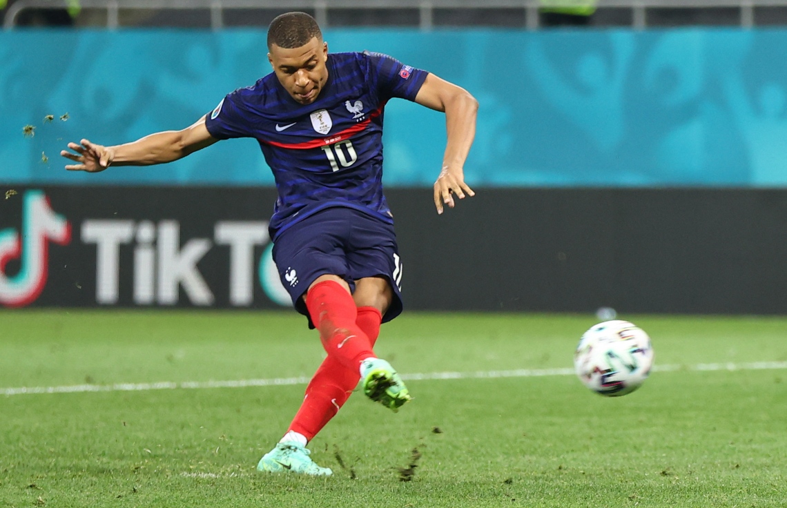 ބުކަރެސްޓް - ޖޫން 28، 2021: ސްވިޒަލެންޑާ ދެކޮޅަށް ކުޅުނު ޔޫރޯ 2020 ދެވަނަ ބުރުގެ މެޗުގައި ފްރާންސްގެ ފޯވާޑް ކިލިއަން އެމްބާޕޭ ޕެނަލްޓީ ޖަހަނީ: މެޗުގެ ފުރިހަމަ ވަގުތާއި އިތުރު ވަގުތު 3-3 އިން އެއްވަރުވުމުން ނަތީޖާ ނެރެން ޖެހި ޕެނަލްޓީގައި 5-4 އިން ބަލިވެ ފްރާންސް ކެޓީ އެމްބާޕޭގެ ޕެނަލްޓީ ނާކާމިޔާބުވުމުން. --ފޮޓޯ:އޭއެފްޕީ