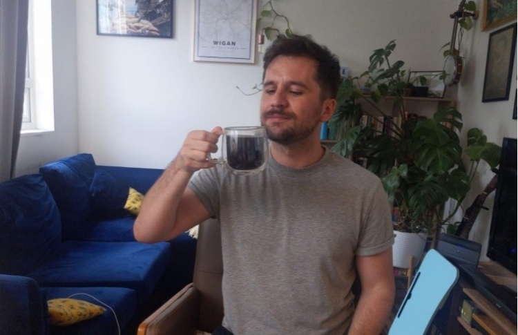 ކޮފީ ތައްޓެއް ބޯލައިގެން ރެކޯޑް ފޮތަށް