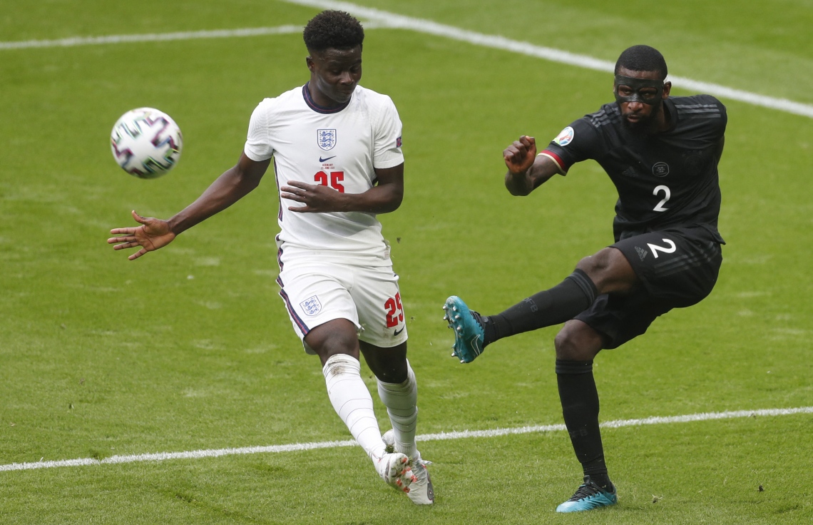 ލަންޑަން - ޖޫން 29، 2021: ޔޫރޯ 2020 ގެ ދެވަނަ ބުރުގައި އިންގްލެންޑާ ދެކޮޅަށް ކުޅުނު މެޗުގައި ޖަރުމަނުގެ ޑިފެންޑަރު ރުޑިގާ ބޯޅަ ސާފުކޮށްލަނީ: ޖަރުމަނު އަތުން 2-0 އިން މޮޅުވި އިންގްލެންޑް ކުއާޓާ ފައިނަލްގައި ކުޅެން ޖެހޭނީ ޔޫކްރޭންއާ ދެކޮޅަށް. --ފޮޓޯ:އޭއެފްޕީ