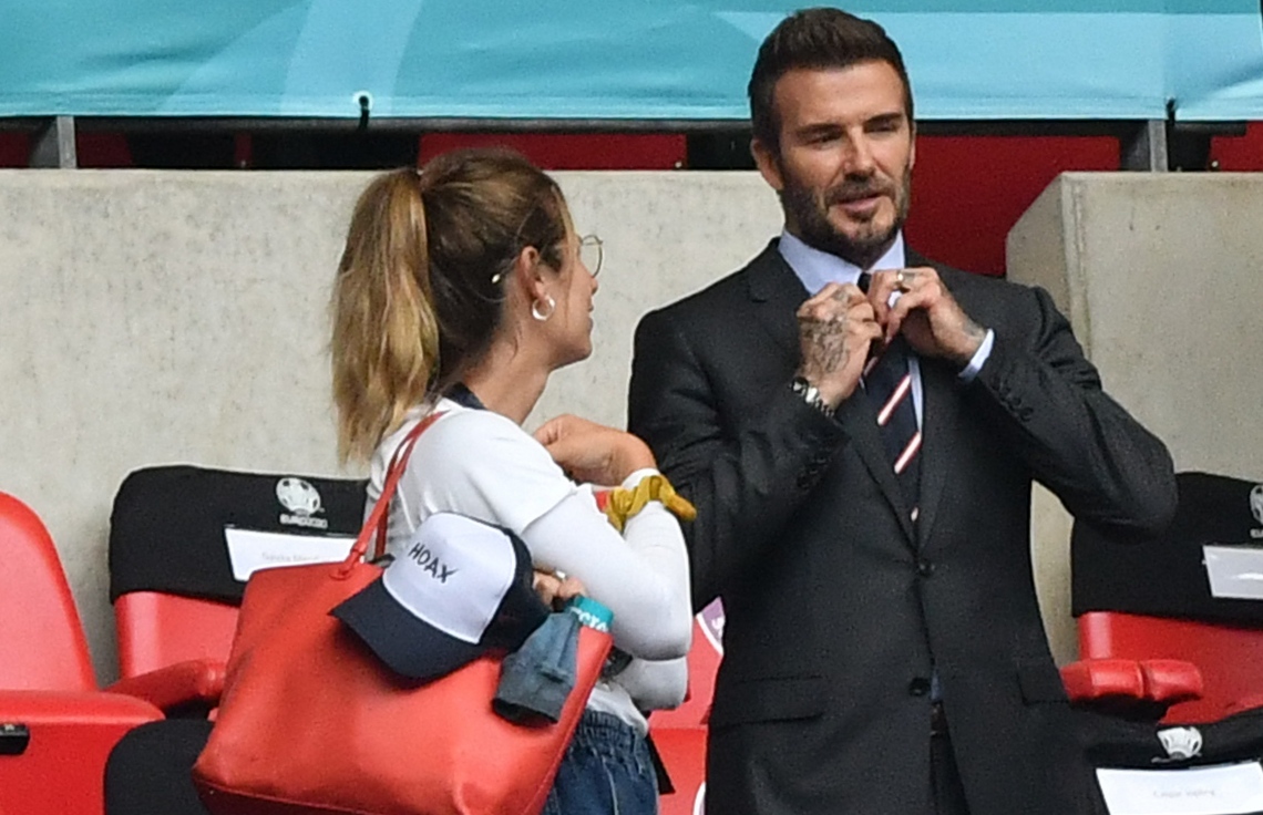 ލަންޑަން - ޖޫން 29، 2021: ޔޫރޯ 2020 ގެ ދެވަނަ ބުރުގައި ޖަރުމަނާ ދެކޮޅަށް އިންގްލެންޑް ކުޅުނު މެޗު ބަލާލަން ސްޓޭޑިއަމް ދިޔަ އިންގްލެންޑުގެ ކުރީގެ މިޑްފީލްޑަރު ޑޭވިޑް ބެކަމް ސަޕޯޓަރަކާ ވާހަކަ ދައްކާލަނީ: ކުއާޓާ ފައިނަލްގައި އިންގްލެންޑް ކުޅެން ޖެހޭނީ ޔޫކްރޭންއާ ދެކޮޅަށް. --ފޮޓޯ:އޭއެފްޕީ