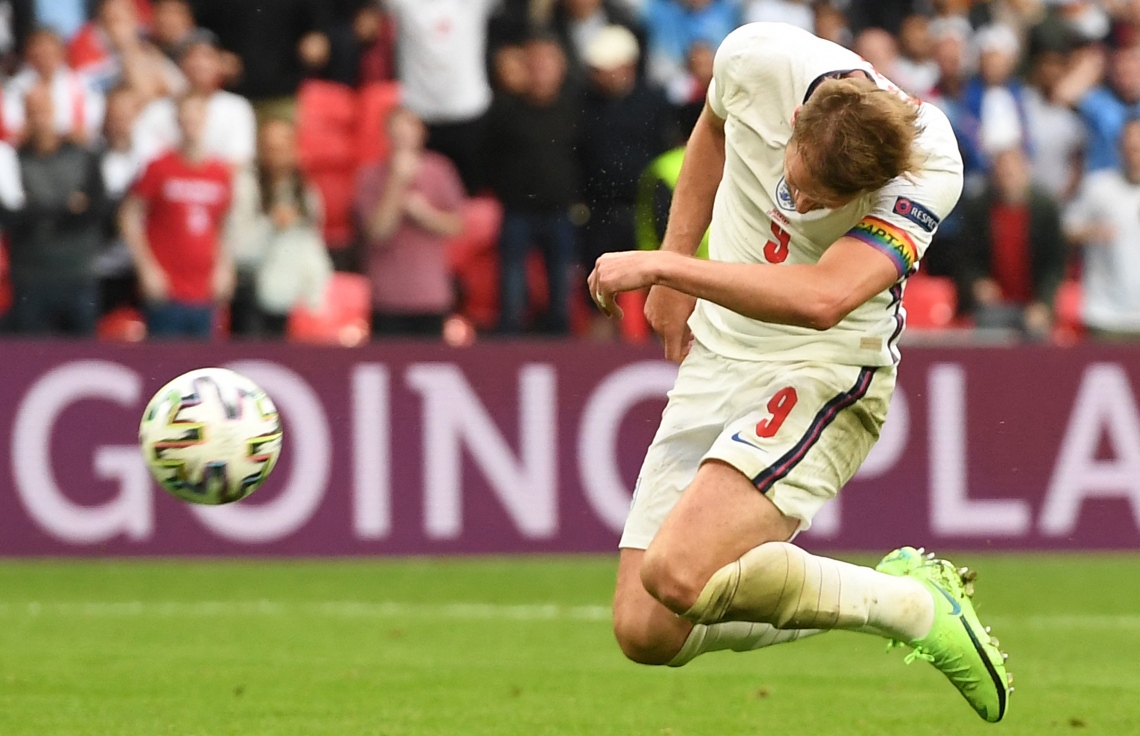 ލަންޑަން - ޖޫން 29، 2021: ޔޫރޯ 2020 ގެ ދެވަނަ ބުރުގައި ޖަރުމަނާ ދެކޮޅަށް ކުޅުނު މެޗުގައި ފޯވާޑް ހެރީ ކޭން ލަނޑު ޖަހަނީ: ކުއާޓާ ފައިނަލްގައި އިންގްލެންޑް ކުޅެން ޖެހޭނީ ޔޫކްރޭންއާ ދެކޮޅަށް. --ފޮޓޯ:އޭއެފްޕީ