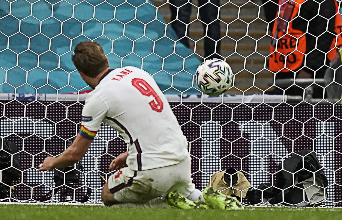 ލަންޑަން - ޖޫން 29، 2021: ޔޫރޯ 2020 ގެ ދެވަނަ ބުރުގައި ޖަރުމަނާ ދެކޮޅަށް ކުޅުނު މެޗުގައި ހެރީ ކޭން ލަނޑު ޖަހަނީ: ކުއާޓާ ފައިނަލްގައި އިންގްލެންޑް ކުޅެން ޖެހޭނީ ޔޫކްރޭންއާ ދެކޮޅަށް. --ފޮޓޯ:އޭއެފްޕީ