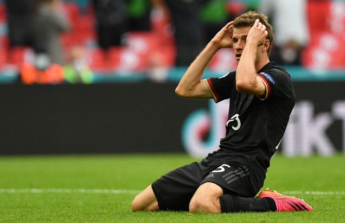 ލަންޑަން - ޖޫން 29، 2021: ޔޫރޯ 2020 ގެ ދެވަނަ ބުރުގައި ޖަރުމަނުގެ ފޯވާޑް ތޯމަސް މުލާ ގޯލަށް ކުރި ޝޫޓެއް މިސްވި ވަގުތު: ޖަރުމަން އަތުން 2-0 އިން މޮޅުވުމަށް ފަހު ކުއާޓާ ފައިނަލްގައި އިންގްލެންޑް ކުޅެން ޖެހޭނީ ޔޫކްރޭންއާ ދެކޮޅަށް. --ފޮޓޯ:އޭއެފްޕީ