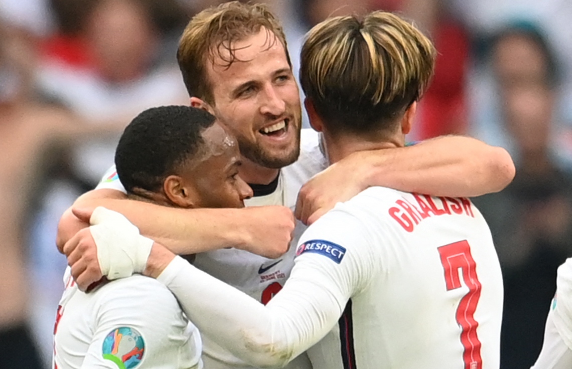 ލަންޑަން - ޖޫން 29، 2021: ޔޫރޯ 2020 ގެ ދެވަނަ ބުރުގައި ޖަރުމަނާ ދެކޮޅަށް ކުޅުނު މެޗު 2-0 އިން އިންގްލެންޑް ކާމިޔާބު ކުރުމަށް ފަހު ފޯވާޑް ހެރީ ކޭން (މ) ރަހީމް ސްޓާލިން އަދި މިޑްފީލްޑަރު ޖެކް ގްރިލީޝް އުފާފާޅު ކުރަނީ: ކުއާޓާ ފައިނަލްގައި އިންގްލެންޑް ކުޅެން ޖެހޭނީ ޔޫކްރޭންއާ ދެކޮޅަށް. --ފޮޓޯ:އޭއެފްޕީ