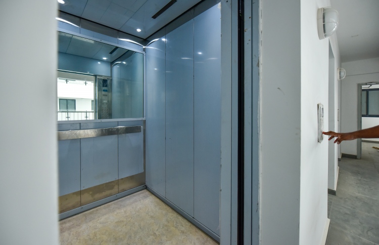 ހިޔާގެ ލިފްޓެއްގައި މީހަކު ތާށިވެ ދެ ގަޑިއިރު