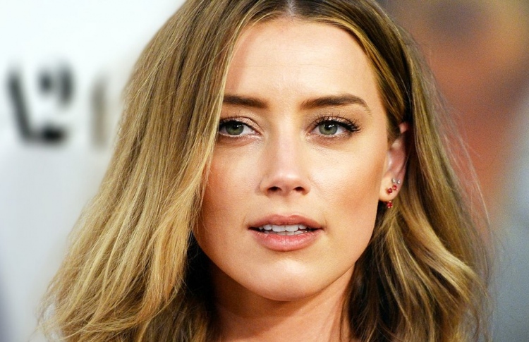 ޑެޕްގެ ކުރީގެ އަންހެނުން އަމްބާއަށް ސަރޮގޭޓް ކުއްޖެއް