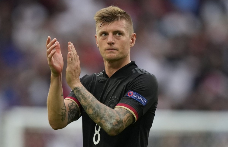 ކްރޫޒް ޖަރުމަނަށް ކުޅުން ހުއްޓާލައިފި