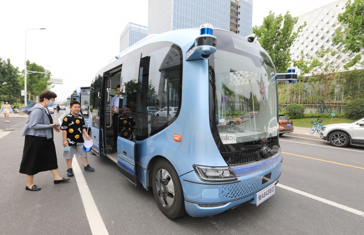 ޑްރައިވަރު ނެތި ދުވާ ބަހާއި ޓެކްސީ ޗައިނާގެ މަގުތަކަށް