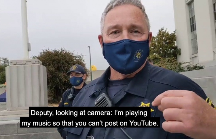 ވީޑިއޯކުރާތީ ފުލުހަކު ޖެހީ ޓޭލާ ސްވިފްޓްގެ ލަވައެއް