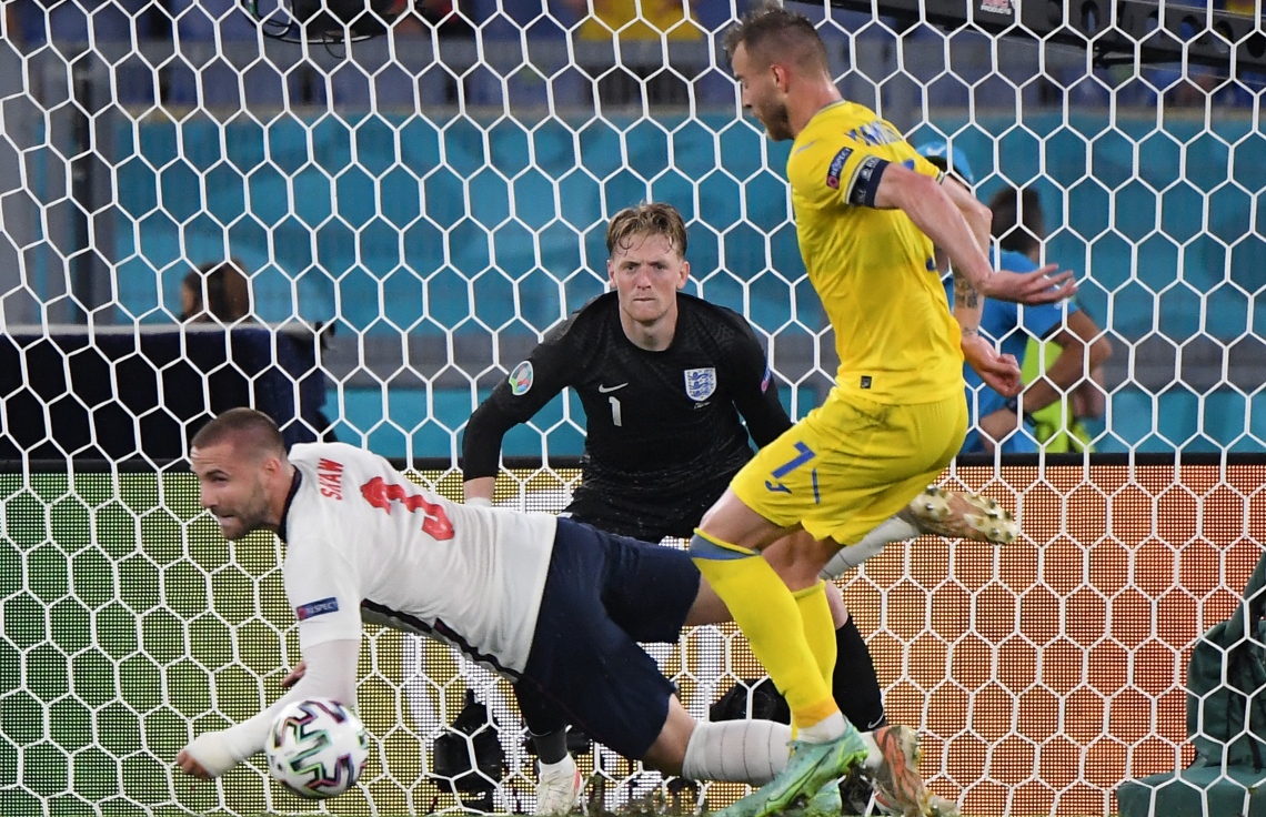 ރޯމް - ޖުލައި 4، 2020: ޔޫރޯ ކުއާޓަ ފައިނަލްގައި ޔޫކްރޭންގެ ފޯވާޑް ޔާމަލެންކޯ (ކ) ގެ ބޯޅައެއް އިންގްލެންޑުގެ ލޫކް ޝޯ ބްލޮކް ކުރަނީ: ސެމީ ފައިނަލްގައި އިންގްލެންޑް ކުޅެން ޖެހޭނީ ޑެންމާކްއާ. --ފޮޓޯ:އޭއެފްޕީ