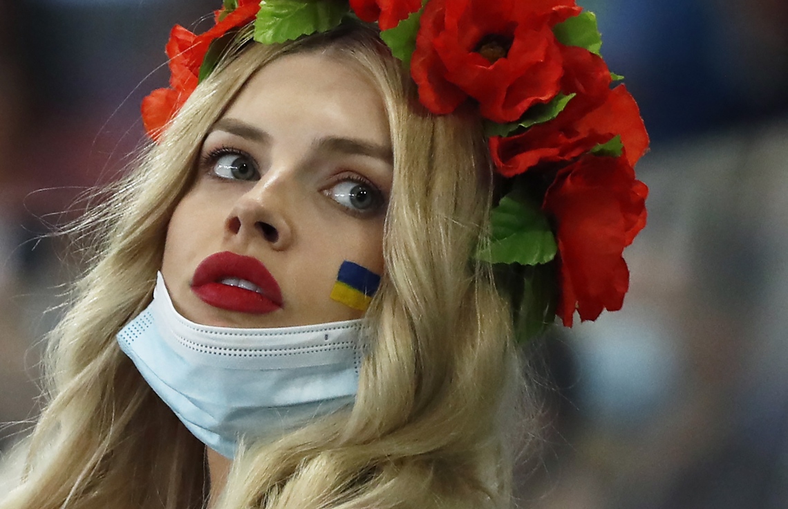 ރޯމް - ޖުލައި 4، 2020: ޔޫރޯ ކުއާޓަ ފައިނަލްގައި އިންގްލެންޑާ ދެކޮޅަށް ކުޅުނު މެޗުގައި ޔުކްރޭންގެ ސަޕޯޓަރަކު: ސެމީ ފައިނަލްގައި އިންގްލެންޑް ކުޅެން ޖެހޭނީ ޑެންމާކްއާ. --ފޮޓޯ:އޭއެފްޕީ