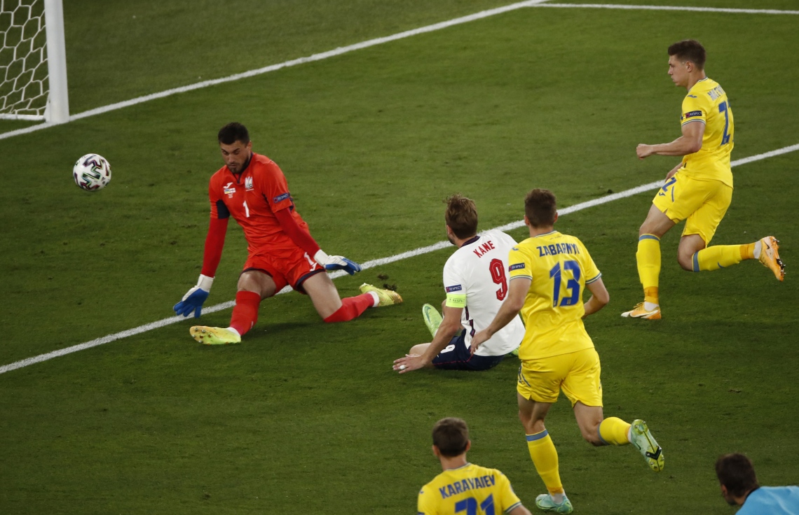 ރޯމް - ޖުލައި 4، 2020: ޔޫރޯ ކުއާޓަ ފައިނަލްގައި އިންގްލެންޑުގެ ފޯވާޑް ހެރީ ކޭން ޔޫކްރޭން ކޮޅަށް ލަނޑު ޖަހަނީ: ސެމީ ފައިނަލްގައި އިންގްލެންޑް ކުޅެން ޖެހޭނީ ޑެންމާކްއާ. --ފޮޓޯ:އޭއެފްޕީ