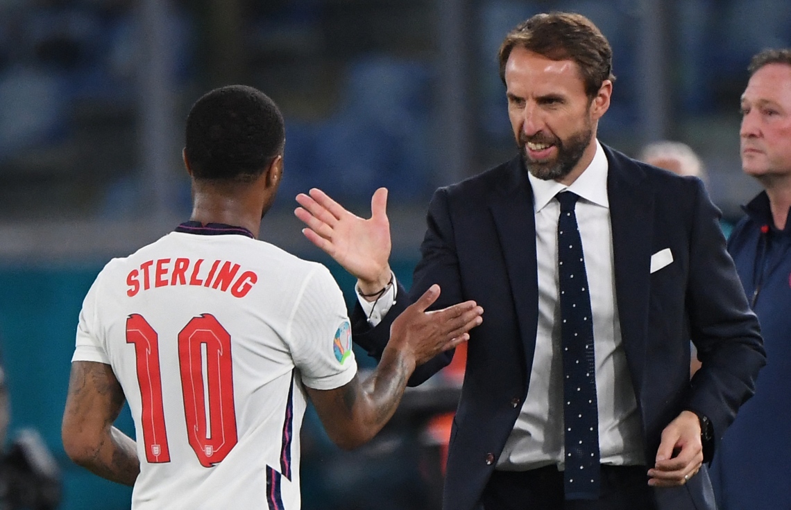 ރޯމް - ޖުލައި 4، 2020: ޔޫރޯ ކުއާޓަ ފައިނަލްގައި ޔޫކްރޭންއާ ދެކޮޅަށް ކުޅުނު މެޗަށް ފަހު އިންގްލެންޑުގެ ފޯވާޑް ރަހީމް ސްޓާލިން ކޯޗު ސައުތުގޭޓްއާ ސަލާމް ކުރަނީ: ސެމީ ފައިނަލްގައި އިންގްލެންޑް ކުޅެން ޖެހޭނީ ޑެންމާކްއާ. --ފޮޓޯ:އޭއެފްޕީ