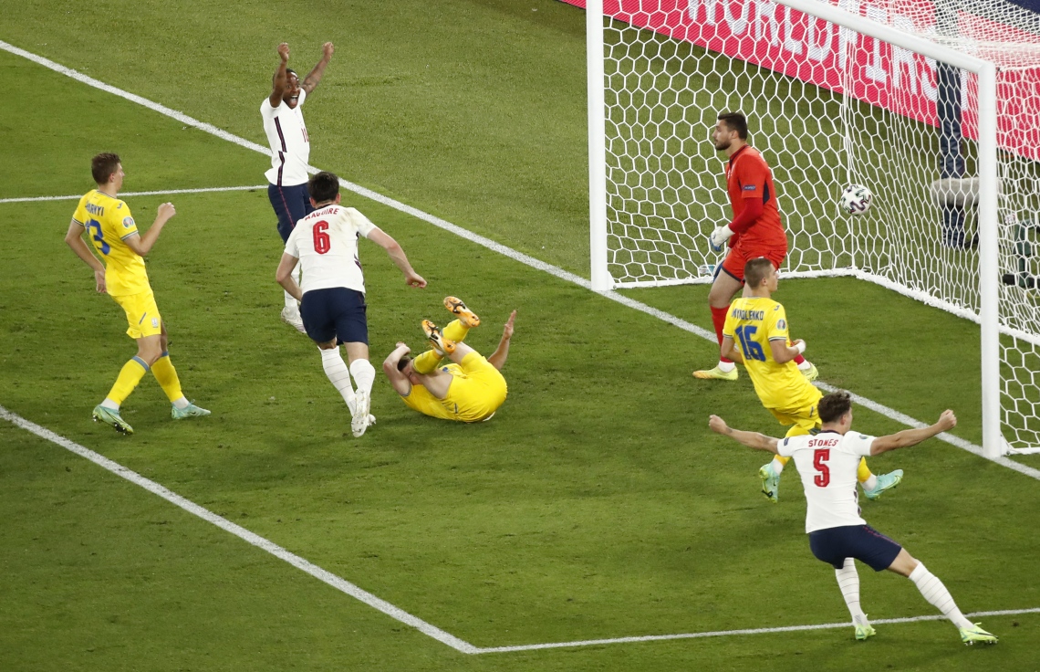 ރޯމް - ޖުލައި 4، 2020: ޔޫރޯ ކުއާޓަ ފައިނަލްގައި އިންގްލެންޑުގެ ޑިފެންޑަރު ހެރީ މެގުއާ ޔޫކްރޭން ކޮޅަށް ލަނޑު ޖެހުމަށް ފަހު އުފާފާޅު ކުރަނީ: ސެމީ ފައިނަލްގައި އިންގްލެންޑް ކުޅެން ޖެހޭނީ ޑެންމާކްއާ. --ފޮޓޯ:އޭއެފްޕީ