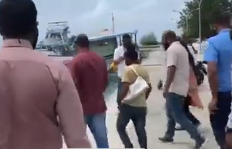 ކުޑަކުދިންނާ ބެހޭތީ އަންހެނަކު ލ. ހިތަދޫން ބޭރުކޮށްފި