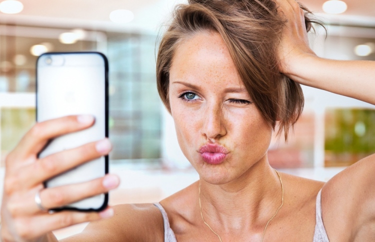 އަންނެހަކު ސެލްފީއެއް ނަގަނީ.