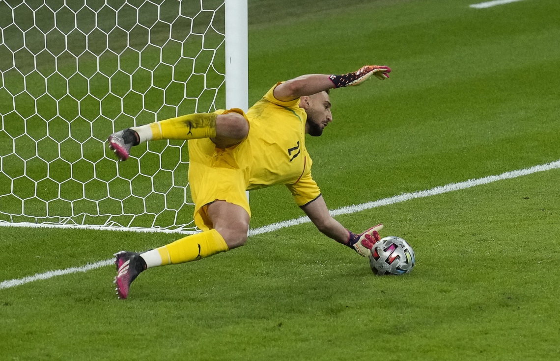 ލަންޑަން - ޖުލައި 6، 2021: ޔޫރޯ 2020 ސެމީ ފައިނަލްގައި އިޓަލީ ކޮޅަށް  ސްޕޭނުގެ އަލްވާރޯ މޮރާޓޯ ޖެހި ޕެނަލްޓީ ކީޕަރު ޑޮނަރުއްމާ މަތަކުރަނީ: މެޗުގެ ފުރިހަމަ ވަގުތާއި އިތުރު ވަގުތުގައި 1-1 އިން ދެ ޓީމު އެއްވަރުވުމުން ނަތީޖާ ނެރެން ޖެހި ޕެނަލްޓީން 4-2 އިން ކުރި ހޯދާ އިޓަލީ ވަނީ ފައިނަލުން ޖާގަ ހޯދާފައި. --ފޮޓޯ:އޭއެފްޕީ