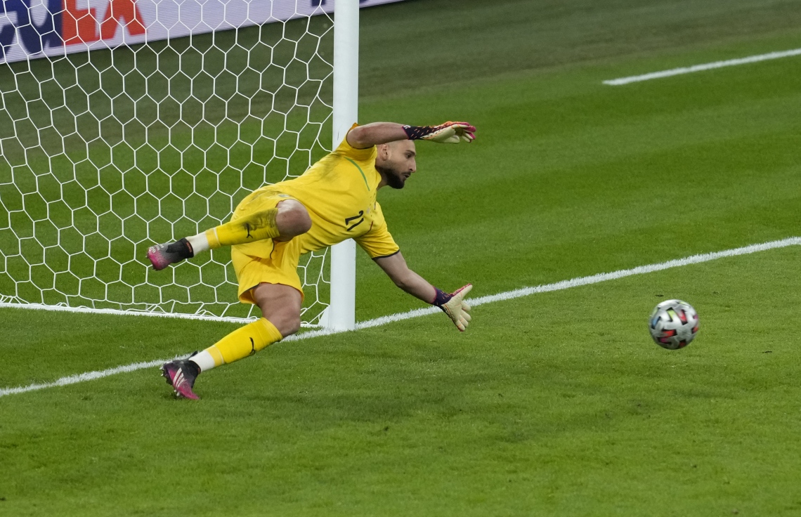 ލަންޑަން - ޖުލައި 6، 2021: ޔޫރޯ 2020 ސެމީ ފައިނަލްގައި އިޓަލީ ކޮޅަށް  ސްޕޭނުގެ އަލްވާރޯ މޮރާޓޯ ޖެހި ޕެނަލްޓީ ކީޕަރު ޑޮނަރުއްމާ މަތަކުރަނީ: މެޗުގެ ފުރިހަމަ ވަގުތާއި އިތުރު ވަގުތުގައި 1-1 އިން ދެ ޓީމު އެއްވަރުވުމުން ނަތީޖާ ނެރެން ޖެހި ޕެނަލްޓީން 4-2 އިން ކުރި ހޯދާ އިޓަލީ ވަނީ ފައިނަލުން ޖާގަ ހޯދާފައި. --ފޮޓޯ:އޭއެފްޕީ