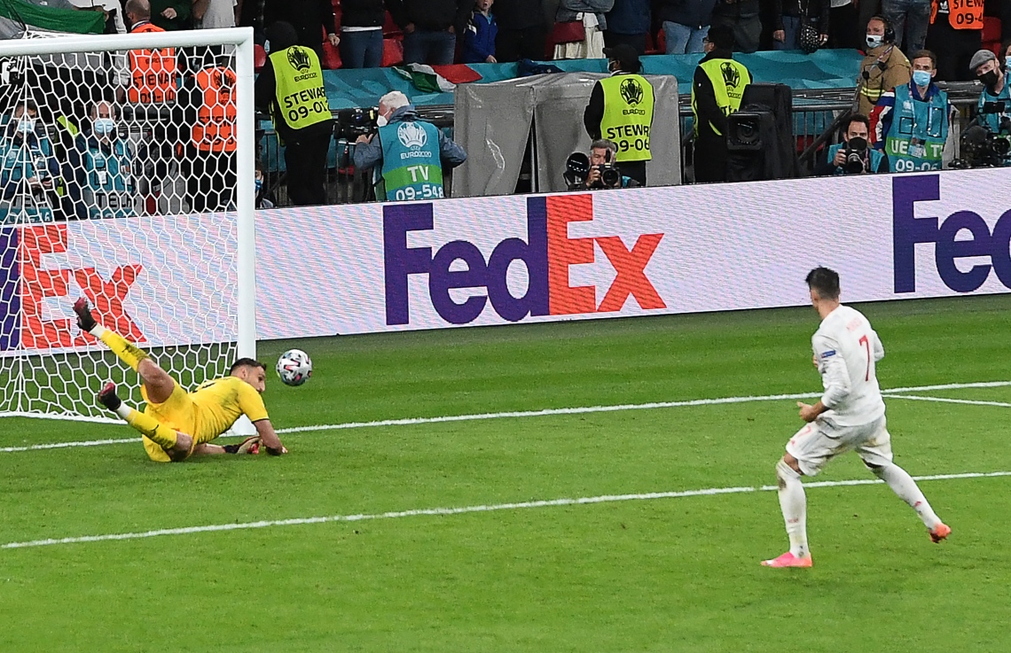 ލަންޑަން - ޖުލައި 6، 2021: ޔޫރޯ 2020 ސެމީ ފައިނަލްގައި އިޓަލީ ކޮޅަށް  ސްޕޭނުގެ އަލްވާރޯ މޮރާޓޯ ޖެހި ޕެނަލްޓީ ކީޕަރު ޑޮނަރުއްމާ މަތަކުރަނީ: މެޗުގެ ފުރިހަމަ ވަގުތާއި އިތުރު ވަގުތުގައި 1-1 އިން ދެ ޓީމު އެއްވަރުވުމުން ނަތީޖާ ނެރެން ޖެހި ޕެނަލްޓީން 4-2 އިން ކުރި ހޯދާ އިޓަލީ ވަނީ ފައިނަލުން ޖާގަ ހޯދާފައި. --ފޮޓޯ:އޭއެފްޕީ