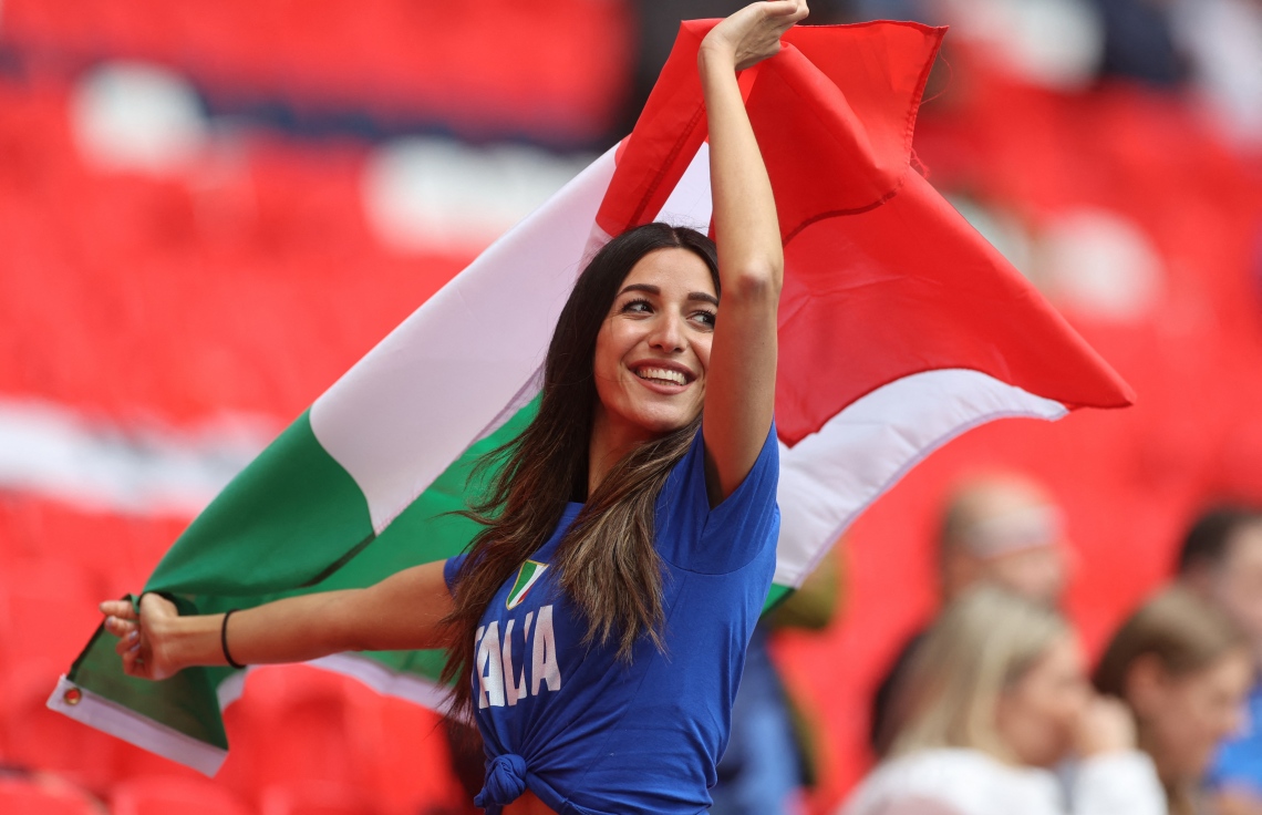 ލަންޑަން - ޖުލައި 6، 2021: ޔޫރޯ 2020 ސެމީ ފައިނަލްގައި އިޓަލީގެ ސަޕޯޓަރަކު އުފާ ފާޅުކުރަނީ: މެޗުގެ ފުރިހަމަ ވަގުތާއި އިތުރު ވަގުތުގައި 1-1 އިން ދެ ޓީމު އެއްވަރުވުމުން ނަތީޖާ ނެރެން ޖެހި ޕެނަލްޓީން 4-2 އިން ކުރި ހޯދާ އިޓަލީ ވަނީ ފައިނަލުން ޖާގަ ހޯދާފައި. --ފޮޓޯ:އޭއެފްޕީ