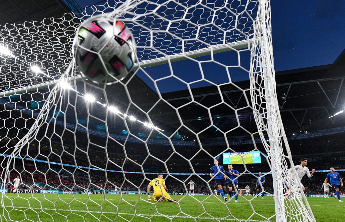 ލަންޑަން - ޖުލައި 6، 2021: ޔޫރޯ 2020 ސެމީ ފައިނަލްގައި އިޓަލީ ކޮޅަށް  ސްޕޭނުގެ އަލްވާރޯ މޮރާޓޯ ލަނޑު ޖަހަނީ: މެޗުގެ ފުރިހަމަ ވަގުތާއި އިތުރު ވަގުތުގައި 1-1 އިން ދެ ޓީމު އެއްވަރުވުމުން ނަތީޖާ ނެރެން ޖެހި ޕެނަލްޓީން 4-2 އިން ކުރި ހޯދާ އިޓަލީ ވަނީ ފައިނަލުން ޖާގަ ހޯދާފައި. --ފޮޓޯ:އޭއެފްޕީ